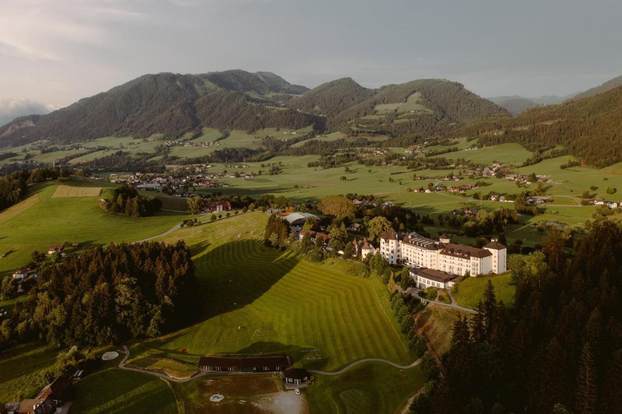 Imlauer Hotel Schloss Pichlarn 艾根恩斯道尔 外观 照片 Aerial view of the abbey