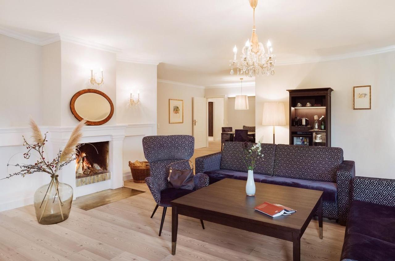 Imlauer Hotel Schloss Pichlarn 艾根恩斯道尔 外观 照片 A living room with a fireplace