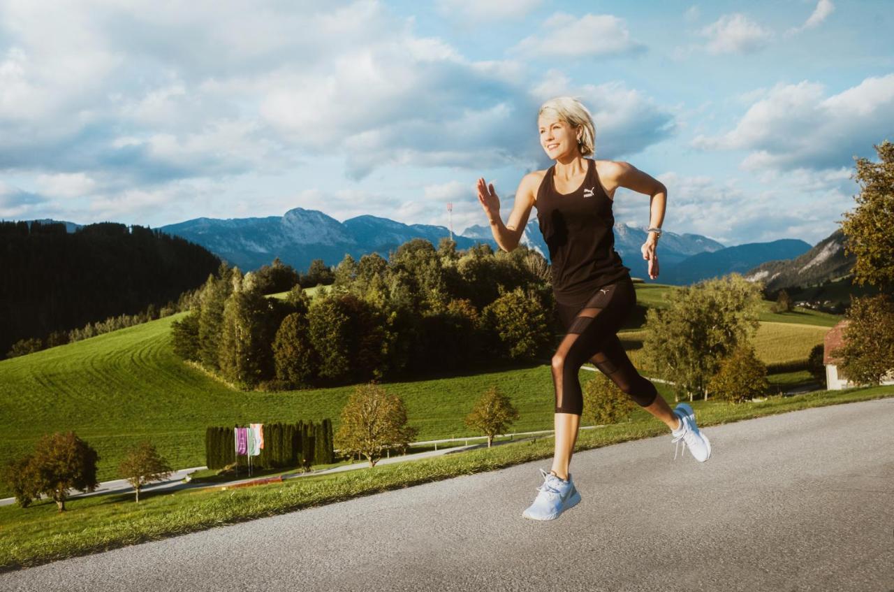 Imlauer Hotel Schloss Pichlarn 艾根恩斯道尔 外观 照片 A woman jogging