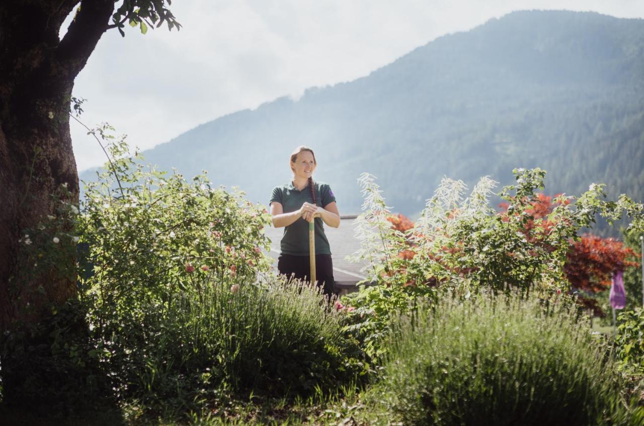 Imlauer Hotel Schloss Pichlarn 艾根恩斯道尔 外观 照片 A woman working in the botanical garden