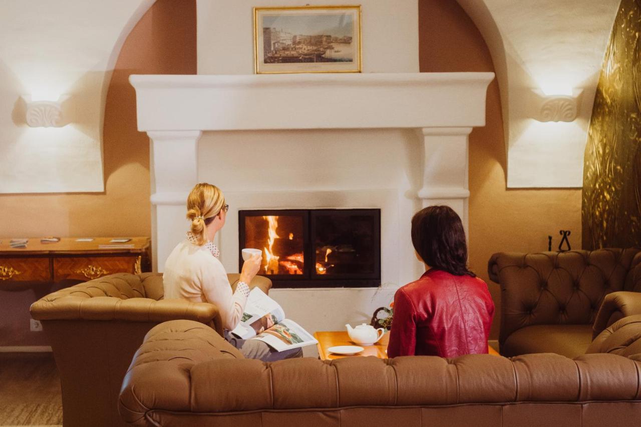 Imlauer Hotel Schloss Pichlarn 艾根恩斯道尔 外观 照片 A fireplace in a home