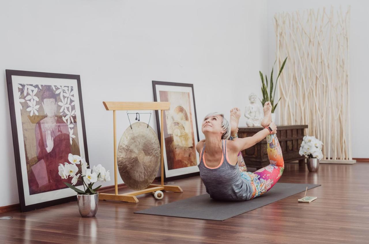 Imlauer Hotel Schloss Pichlarn 艾根恩斯道尔 外观 照片 A woman practicing yoga