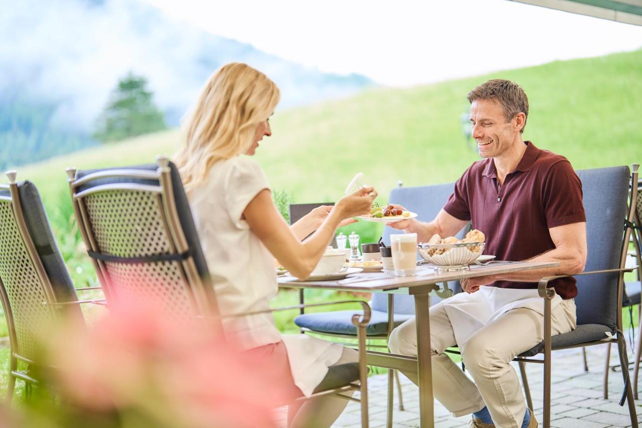 Imlauer Hotel Schloss Pichlarn 艾根恩斯道尔 外观 照片 A couple eating at a restaurant