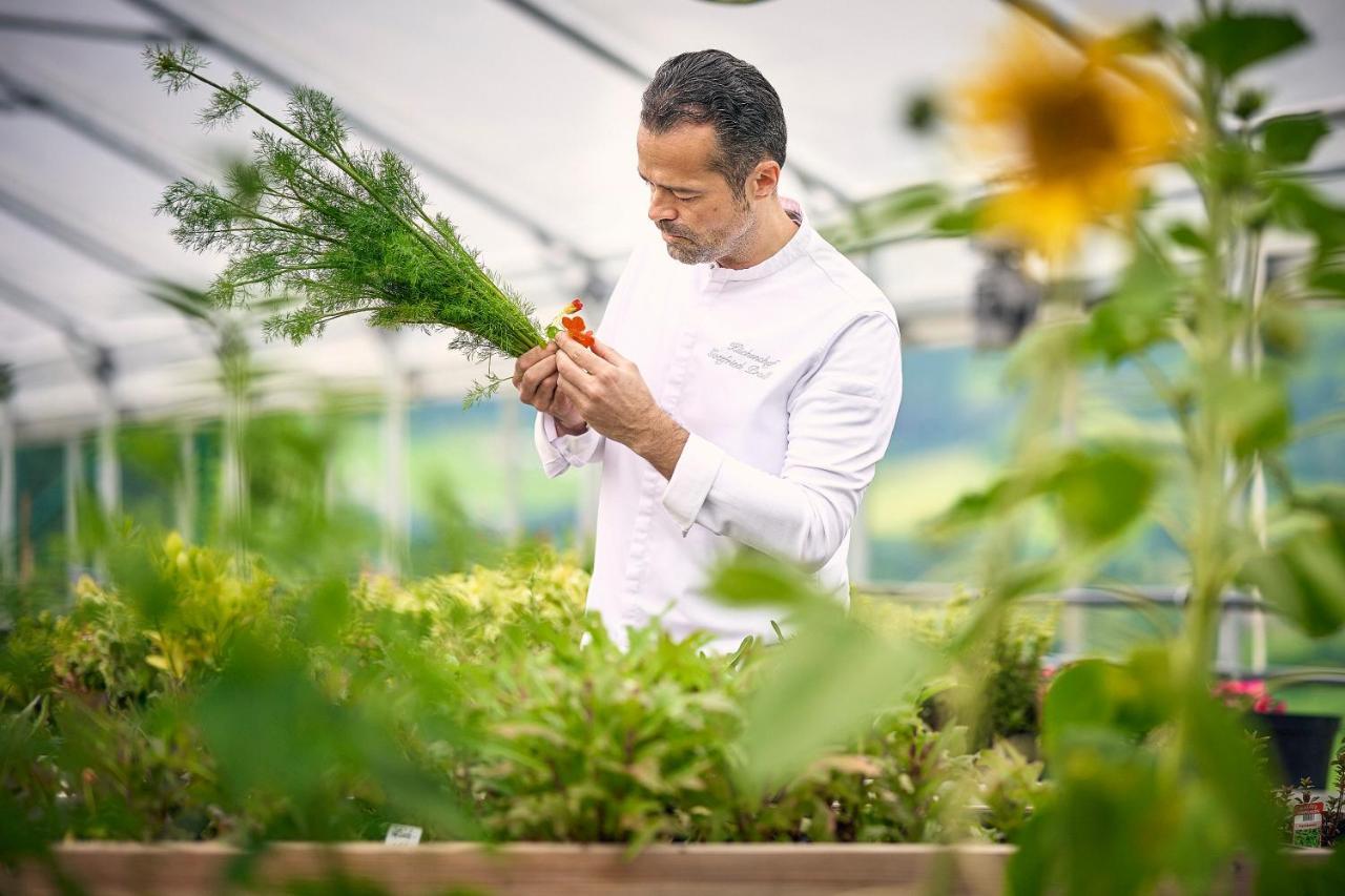 Imlauer Hotel Schloss Pichlarn 艾根恩斯道尔 外观 照片 A chef working in a greenhouse