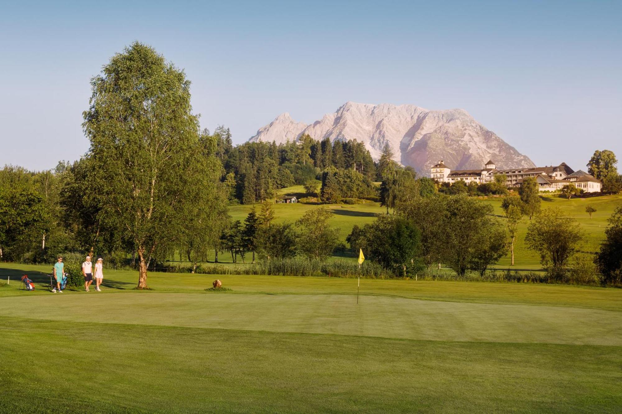 Imlauer Hotel Schloss Pichlarn 艾根恩斯道尔 外观 照片 Golf course in the resort