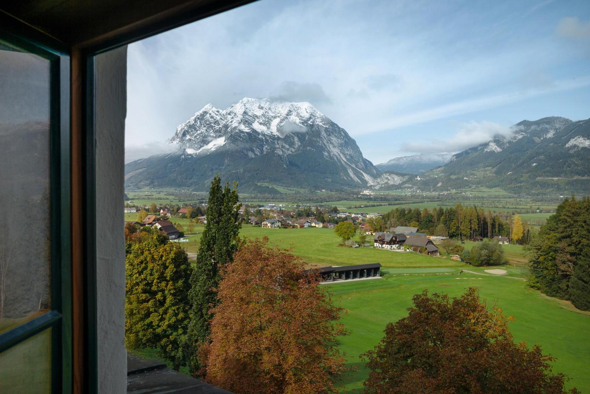 Imlauer Hotel Schloss Pichlarn 艾根恩斯道尔 外观 照片 View of the village
