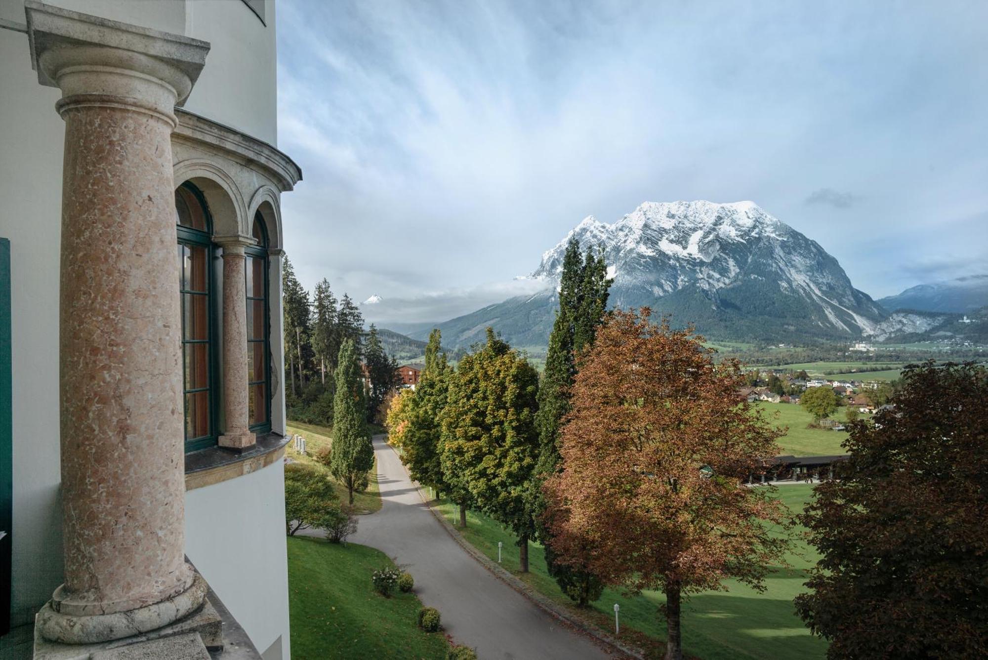 Imlauer Hotel Schloss Pichlarn 艾根恩斯道尔 外观 照片 View of the Zugspitze from the castle