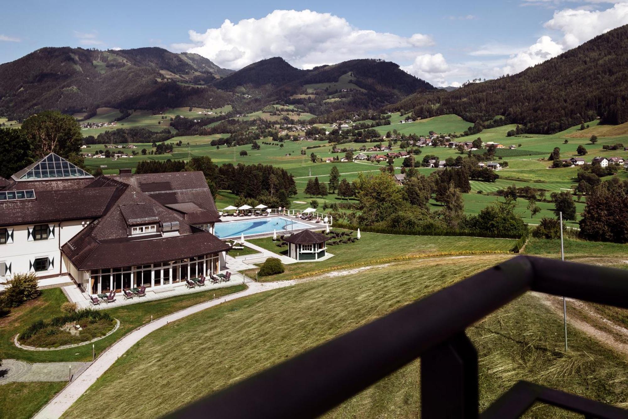 Imlauer Hotel Schloss Pichlarn 艾根恩斯道尔 外观 照片 View of the hotel