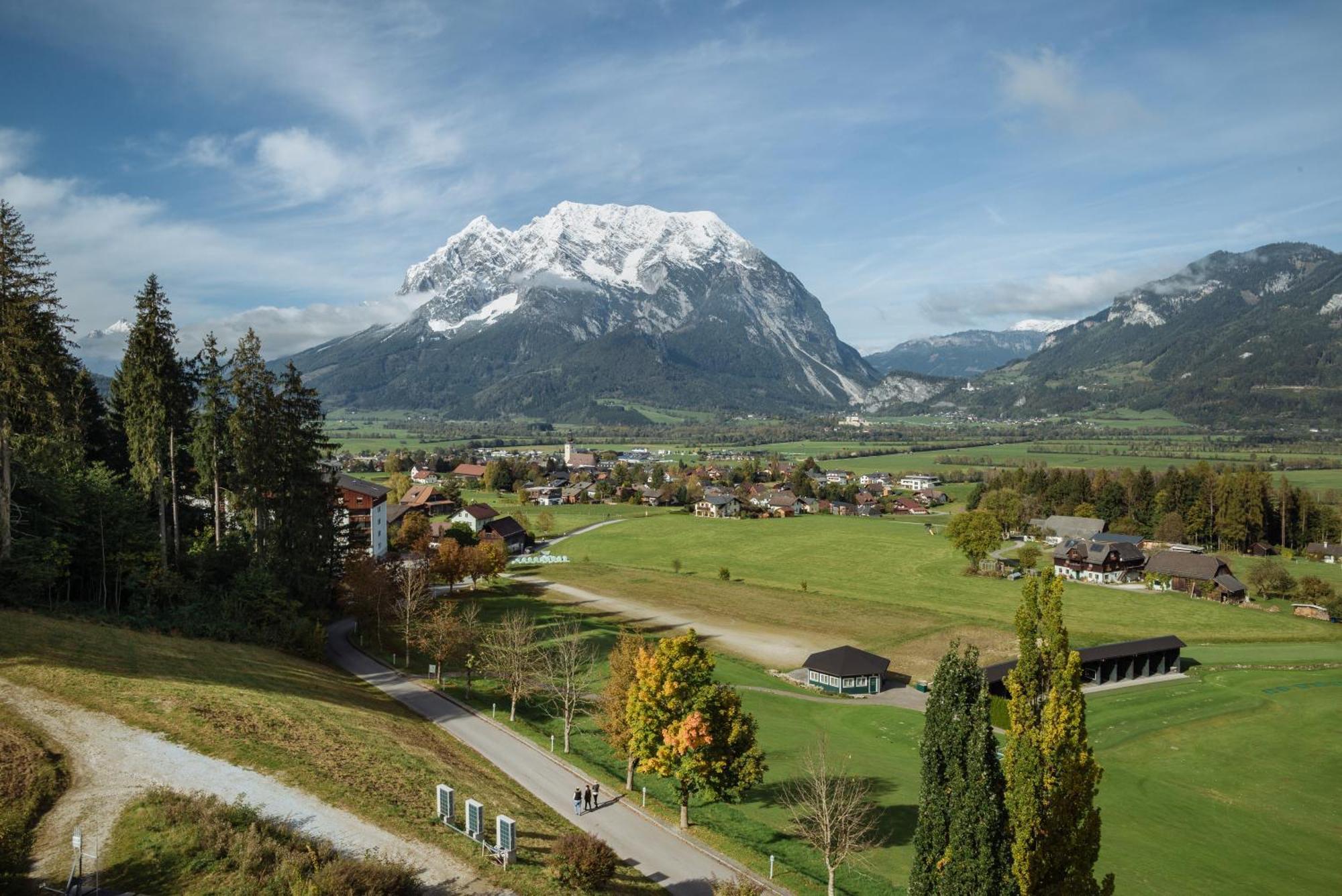 Imlauer Hotel Schloss Pichlarn 艾根恩斯道尔 外观 照片 The village of Walchsee with the Brandhorn