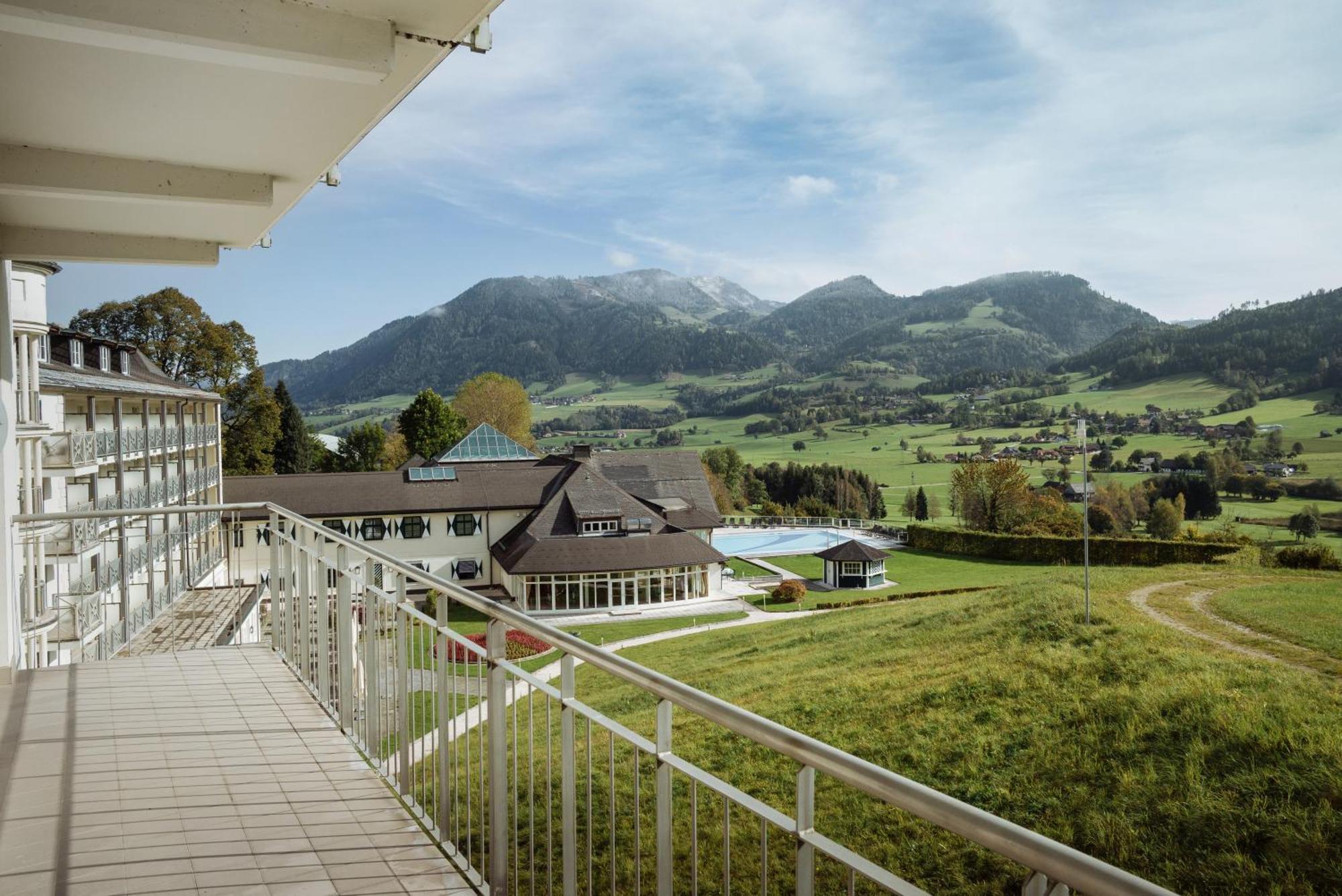 Imlauer Hotel Schloss Pichlarn 艾根恩斯道尔 外观 照片 View of the Alps from the hotel